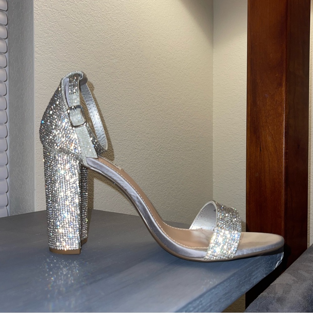 Beautiful holo gem Steve Madden heels!!